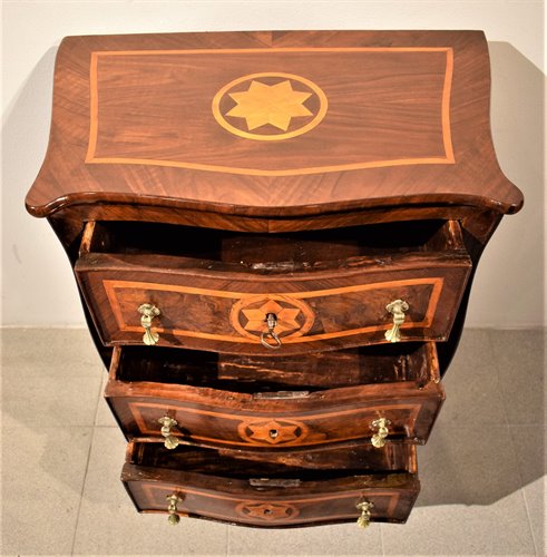 Petite commode galbée